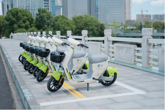投放在路邊的共享電單車(chē)